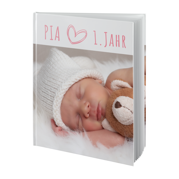 Fotobuch mit dem Titel PIA 1. Jahr, zeigt ein schlafendes Baby mit einem Teddybär in der Hand, auf einem weichen Untergrund.