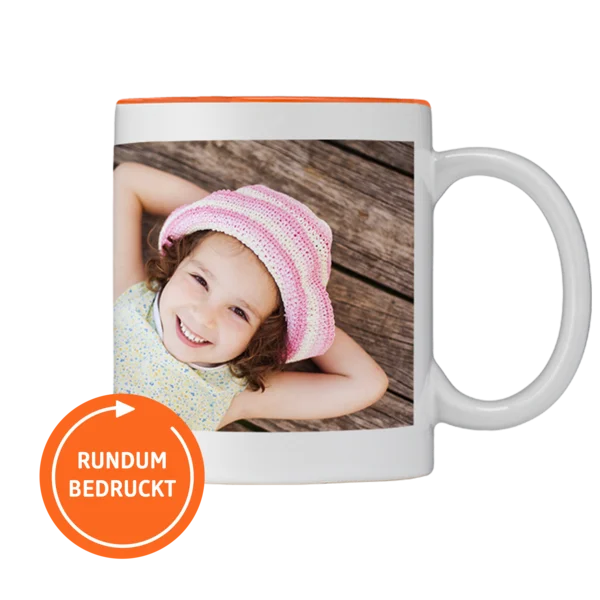 Kaffeetasse mit orangem Rand, Foto eines Kindes mit Rosa Hut auf einer Holzoberfläche. Rundum bedruckt.