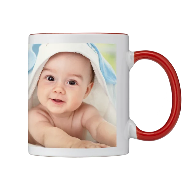 Weiße Tasse mit rotem Griff und Rand, bedruckt mit Bild eines Babys, das in ein blaues Handtuch gewickelt ist.