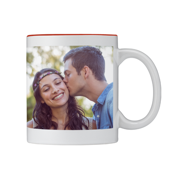 Person mit Blumenkranz und Person in blauem Hemd auf einer Tasse mit rotem Rand, die sich im Freien gegenüberstehen.